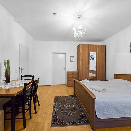 Spacious Three-Bedroom, Three King-Size Beds Wiedeń Zewnętrze zdjęcie
